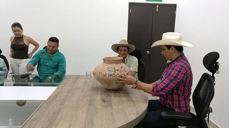 gobernador-y-mucura-indigena.jpg - 43.9 kB