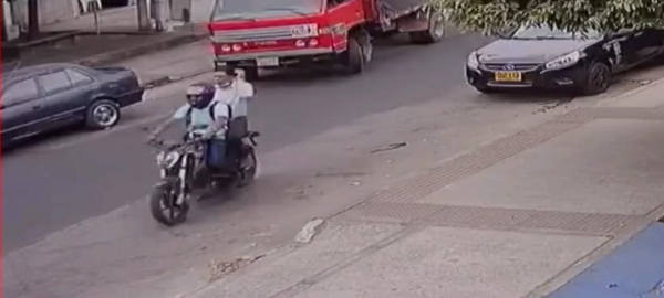 Le habrían pinchado el carro para robarle 30 millones de pesos que había retirado de un Banco