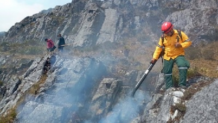 Bomberos y Defensa Civil controlaron incendio en las cumbres de la Cordillera Oriental