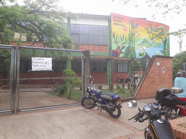 Plantón en el colegio Técnico Ambiental por falta de vigilancia