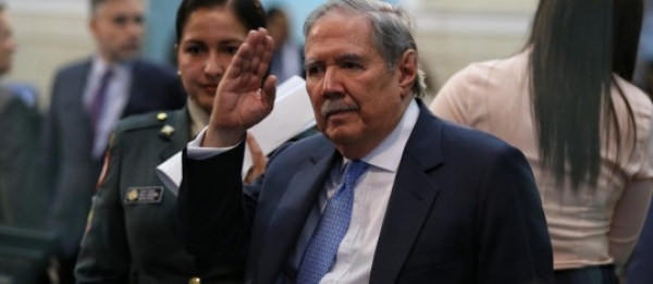 Guillermo Botero se convertiría en el primer ministro retirado por moción de censura en Colombia