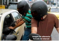 Atracos a domicilio: Un hombre fue asaltado frente a su casa cuando guardaba el carro