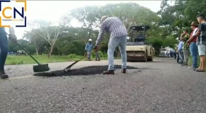 Comenzaron trabajos de reparcheo en la vía que de Hato Corozal conduce a Puerto San Salvador.