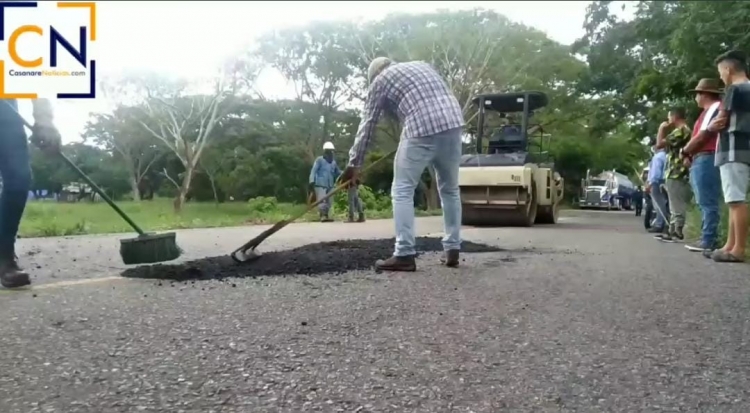 Comenzaron trabajos de reparcheo en la vía que de Hato Corozal conduce a Puerto San Salvador.