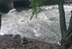 Desbordamiento de caños provocaron inundaciones en viviendas del barrio Los Almendros de Yopal