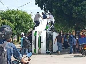 Cuatro menores lesionados deja volcamiento lateral de un bus escolar en Yopal