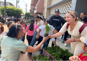 Domingo de Ramos en armonía con la naturaleza: Autoridades entregaron plantas ornamentales y árboles nativos