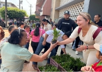 Domingo de Ramos en armonía con la naturaleza: Autoridades entregaron plantas ornamentales y árboles nativos