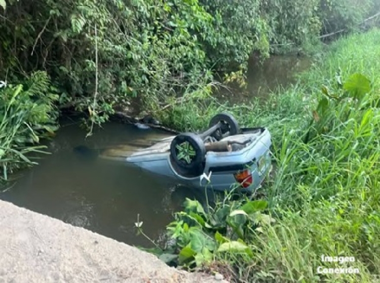 En Villanueva vehículo que terminó en el lecho de un caño dejó una persona muerta