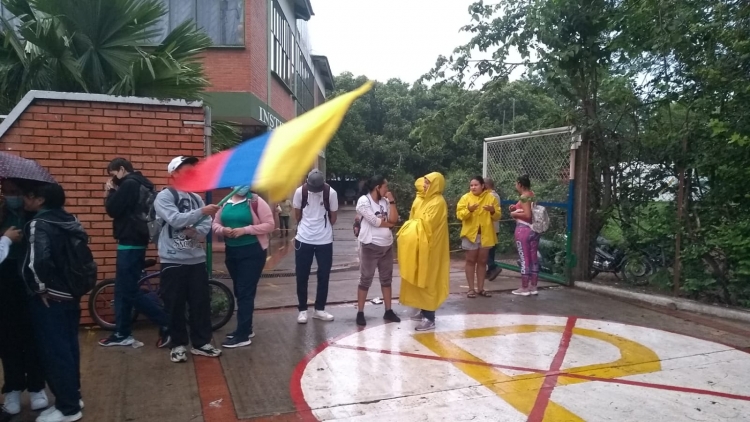 Padres de familia realizan plantón en el Instituto Técnico Ambiental por falta de vigilancia en horario diurno