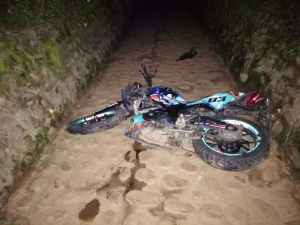 Motociclista estrelló a dos jóvenes en Villanueva, uno de ellos perdió la vida.