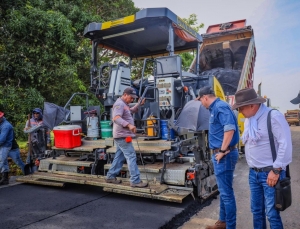 A buen ritmo avanza pavimentación en Orocué y dentro de poco se culminaría el colegio que era una obra inconclusa