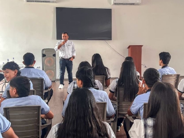 Jóvenes del Liceo Pedagógico San Martin recibieron capacitación en programación de computadores