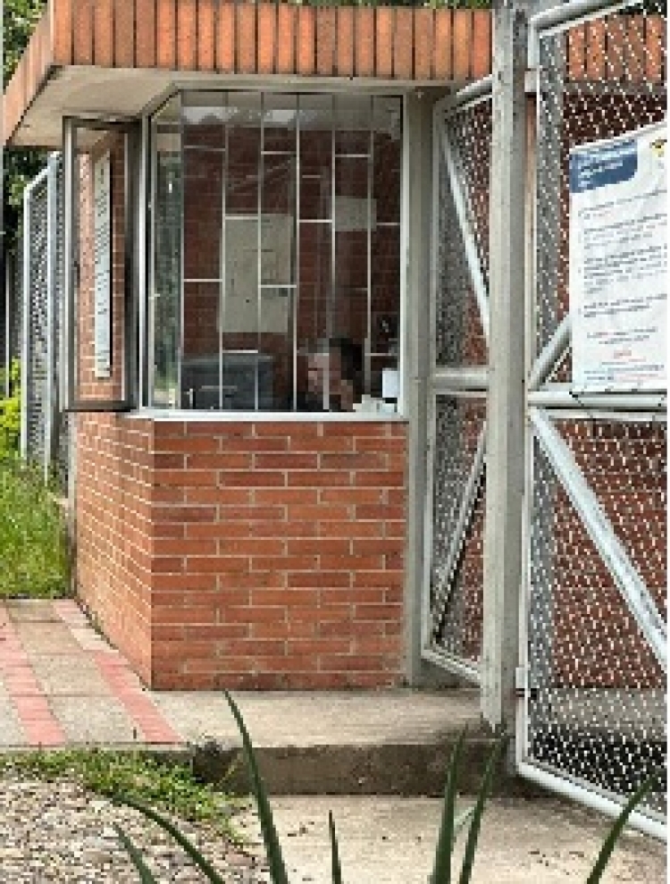 La entrada al baño que puso en vilo a las autoridades por la pérdida de un arma de fuego