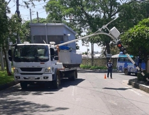Vehículo colisionó contra semáforo dejándolo fuera de servicio