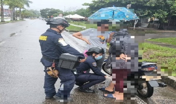Motociclista resulta lesionada tras perder control de motocicleta por piso mojado en Tauramena