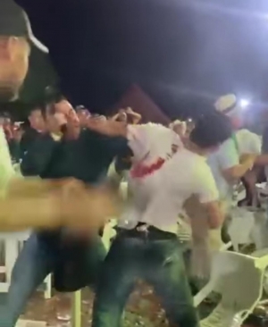 Batalla campal en el festival de colonias en Villanueva, botellas y sillas volaron por los aires.