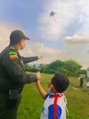 Policía elevó cometas con niños casanareños en rechazo a toda manifestación del consumo de drogas ilícitas
