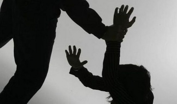 Fiscalía solicitó medida de protección a la hija y pareja de un hombre que las agredió
