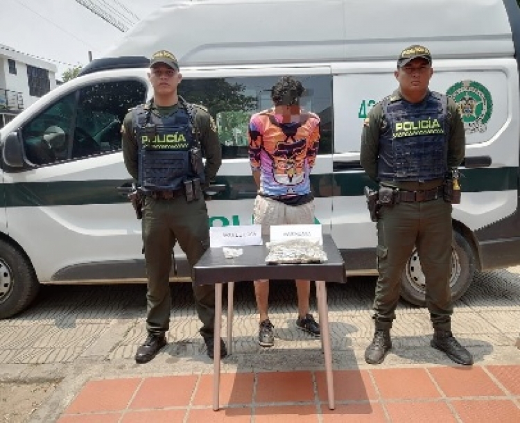 Cargaba sustancias alucinógenas y fue detenido por la Policía
