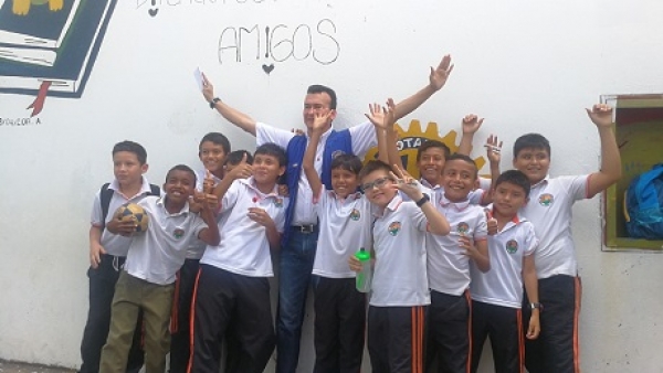 Niños recibieron zapatos para ir a estudiar