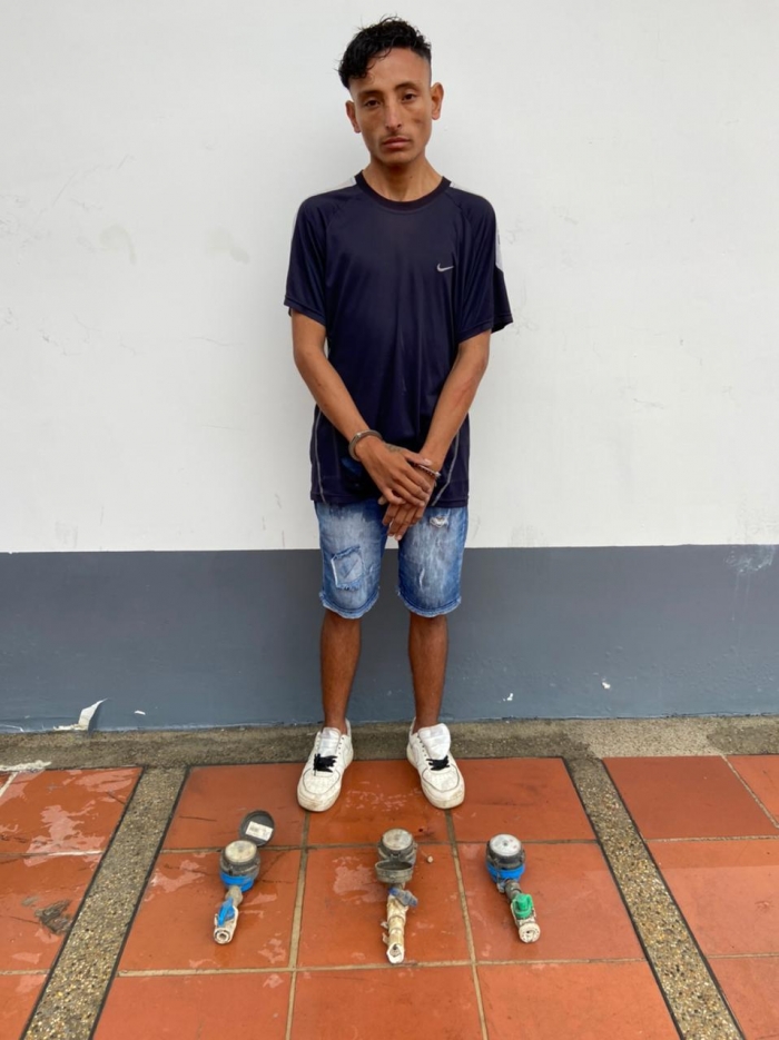 Capturado con una caja que contenía tres contadores de agua robados en Yopal