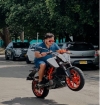 En la vía a Punto Nuevo joven motociclista perdió el control y terminó contra una cerca: Su estado de salud es crítico