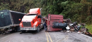 Cierre total en vía Aguazul- Sogamoso por volcamiento de tracto mula