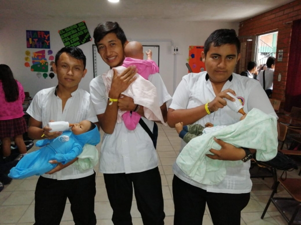 Con simuladores de bebé, previenen sobre embarazos a adolescentes de Casanare