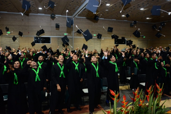 Con honores Unitrópico graduó a 145 jóvenes