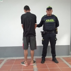 La Policía lo encontró con el celular y casco que se había hurtado