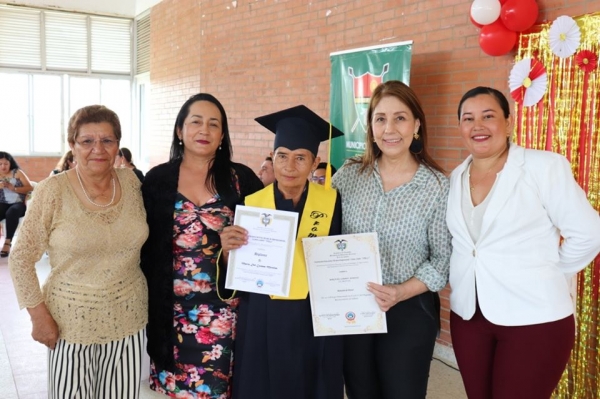 Madres y padres cabeza de hogar se graduaron de básica primaria en Yopal