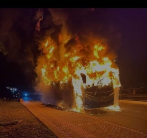 Desconocidos quemaron un bus en zona rural de Sácama