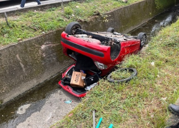 Accidente vehicular en Yopal: Conductor ileso tras caer su carro a Caño Seco
