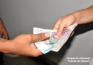 Policía detuvo a tres sujetos en el momento en que recibían dinero por devolver una motocicleta robada