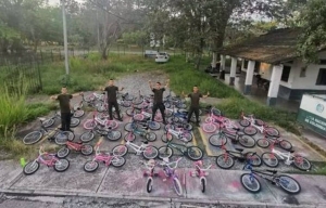 Policías reciclan bicicletas, las arreglan y las regalan a niños para que vayan al colegio