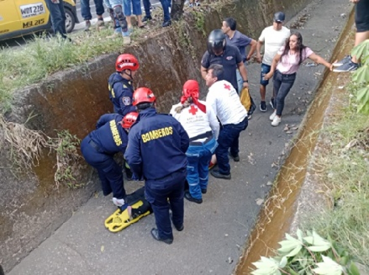 Bomberos y Cruz Roja rescataron mujer que había caído en al Caño Seco