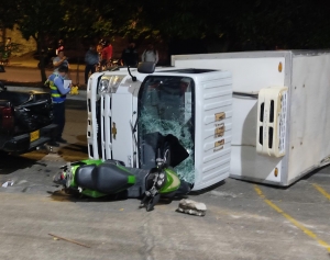 Conductor de furgón chocó contra una moto y un carro en Yopal