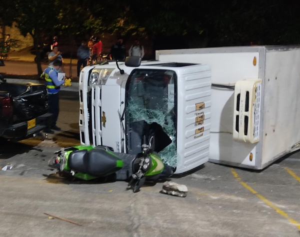 Conductor de furgón chocó contra una moto y un carro en Yopal