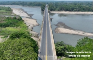 Conductor de vehículo de carga y motociclista evitaron tragedia en el puente sobre el Río Upía
