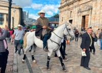 Senador Alirio Barrera llegó al Congreso a lomo de su mejor caballo ‘Pasaporte’