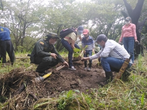 Policía Ambiental y Ecológica celebró los 129 años de la Policía con siembra de árboles en el parque La Iguana