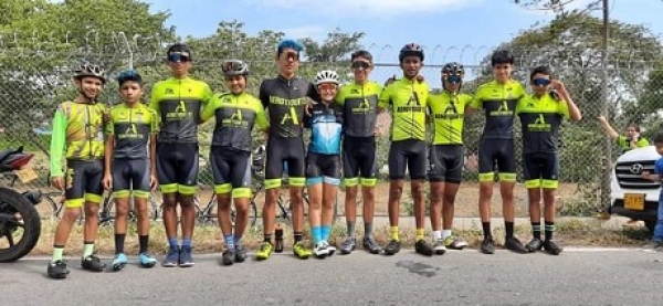 Imprudencia de conductor de camión grúa por poco arrolla a jóvenes de escuela de ciclismo