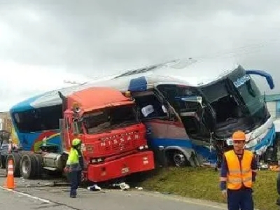 Aparatoso accidente en la vía Bogotá-Tunja entre un tracto camión y un bus de servicio público