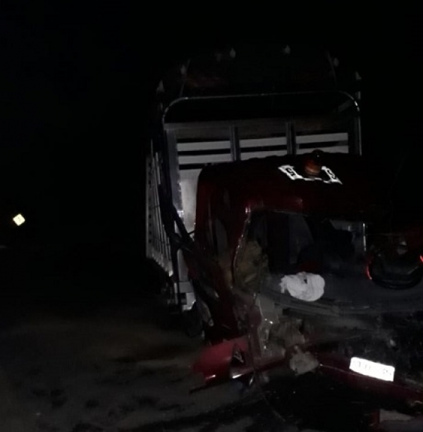 Imprudencia en la vía ocasionó accidente entre camiones y dos heridos
