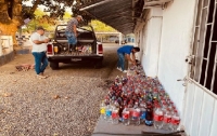 Yopal implementa riego sostenible con botellas plásticas para cuidar árboles en temporada seca