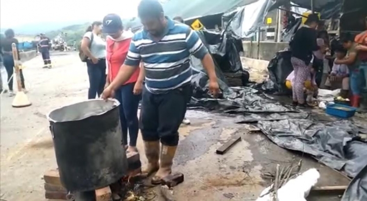 Con sancocho habitantes de Pajarito protestaron en el sector La Granja por la problemática de la vía que los aqueja