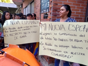 Líderes del Líderes de Mi Nueva Esperanza madrugaron ayer a protestar frente a la Alcaldía de Yopal por caracterización que se inició en el asentamiento