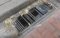 Comerciante cayó en &#039;trampa mortal&#039; en plena zona céntrica de Yopal