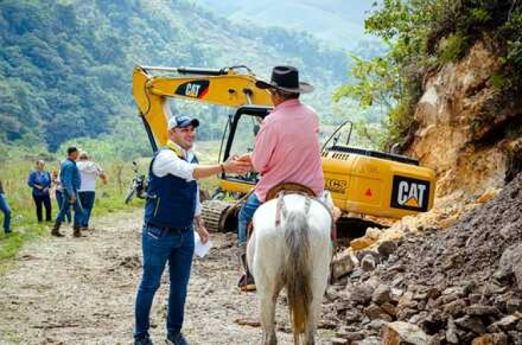 Se adelantan trabajos de mantenimiento en vías terciarias de Monterrey